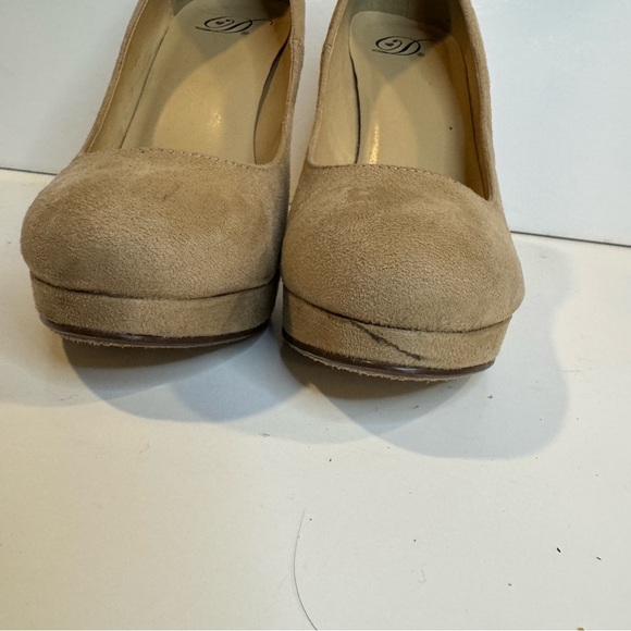 Delicious Beige Women's Heels size  7.5 - Picture 3 of 11